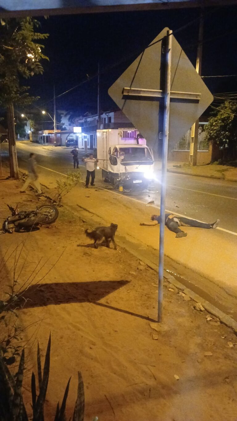 Motociclista omano en choque frontal contra un camión