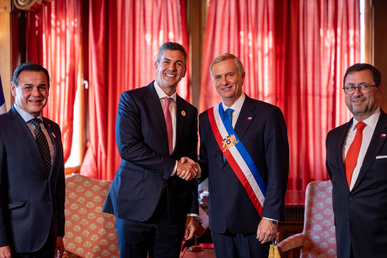 Peña oñe’e con su nuevo par de Chile sobre la carne paraguaya