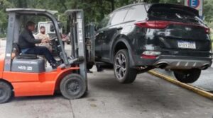 Mañami cómopa removieron una camio con chapa paraguaya en Argentina por estacionarse en doble fila