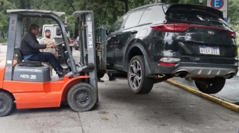 Mañami cómopa removieron una camio con chapa paraguaya en Argentina por estacionarse en doble fila