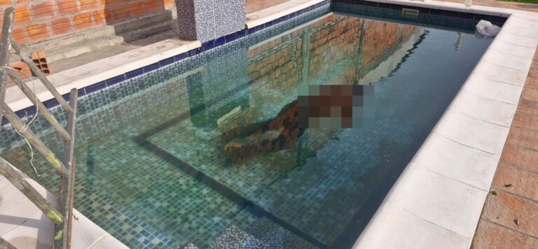 Albañil falleció  tras caer de forma accidental a una piscina