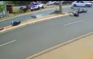 Chofer tarova, salió al paso de  moto y huyó dejando tres heridos