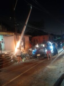 Joven que conducía aparentemente tatáre, volcó y frenó por  una columna