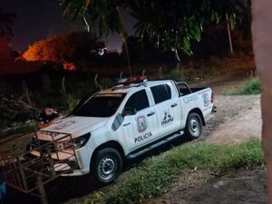 Banda tipo comando vació  la casa de una doñita