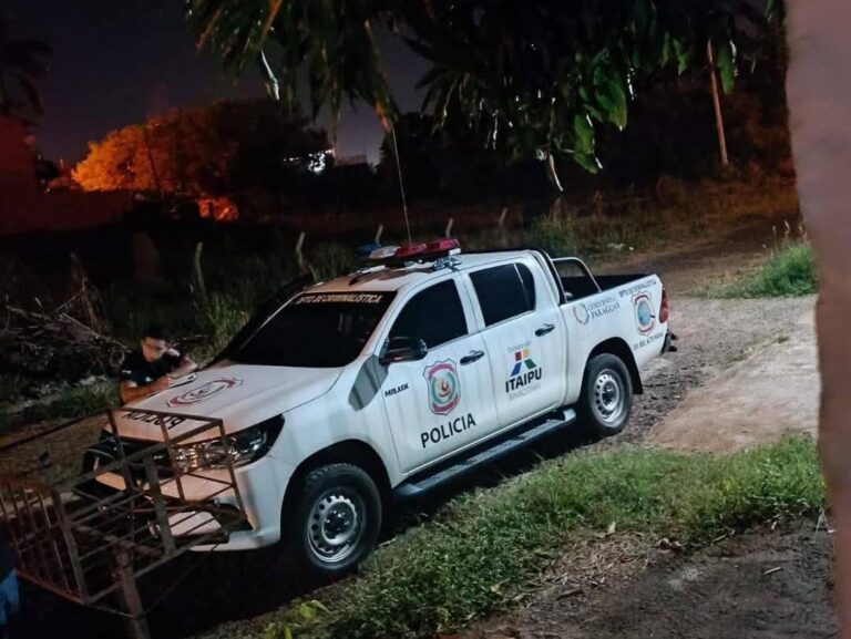 Banda tipo comando vació  la casa de una doñita
