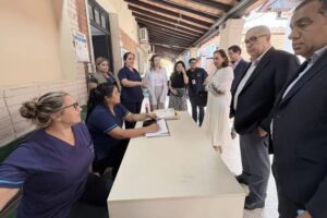 Oúma visita extranjera para conocer el registro electrónico de vacunación 