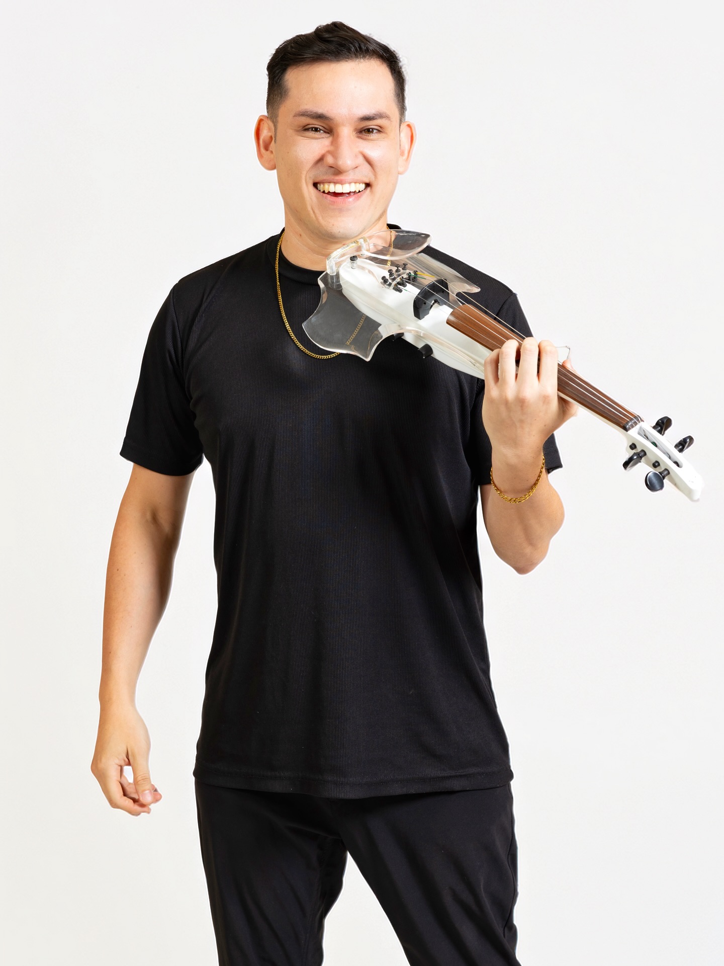 Violinista Marcelo Cáceres hace historia y gana un Propya Awards