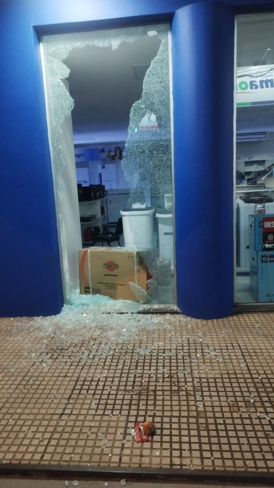 Rompen blindex de local y se llevaron varios celulares