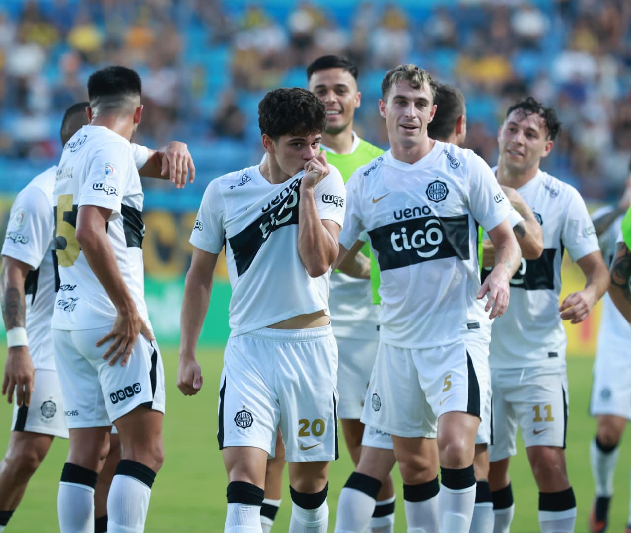 Olimpia se quedó con el clásico entre lékas, y sigue más líder que nunca