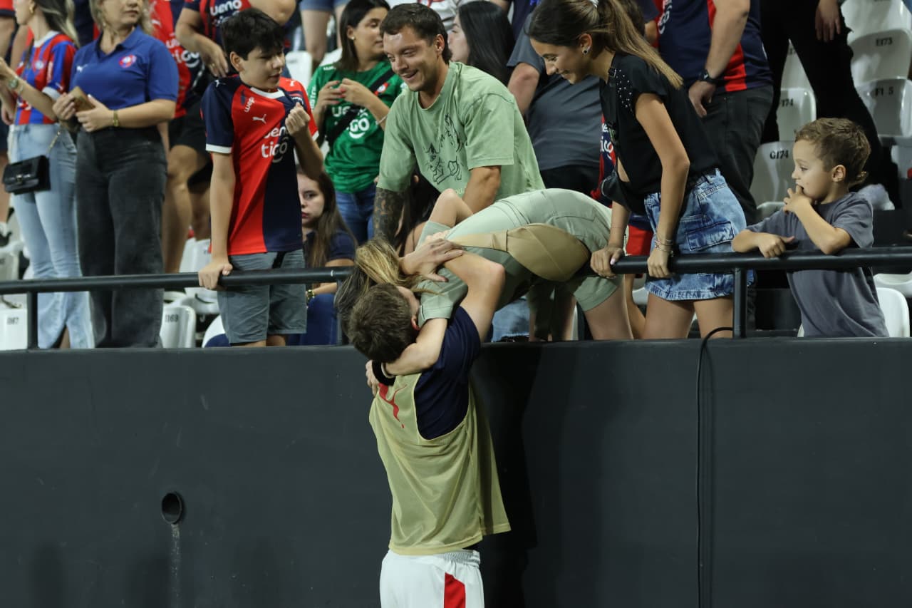 A los besos, Vegetti celebró el triunfo ciclónico