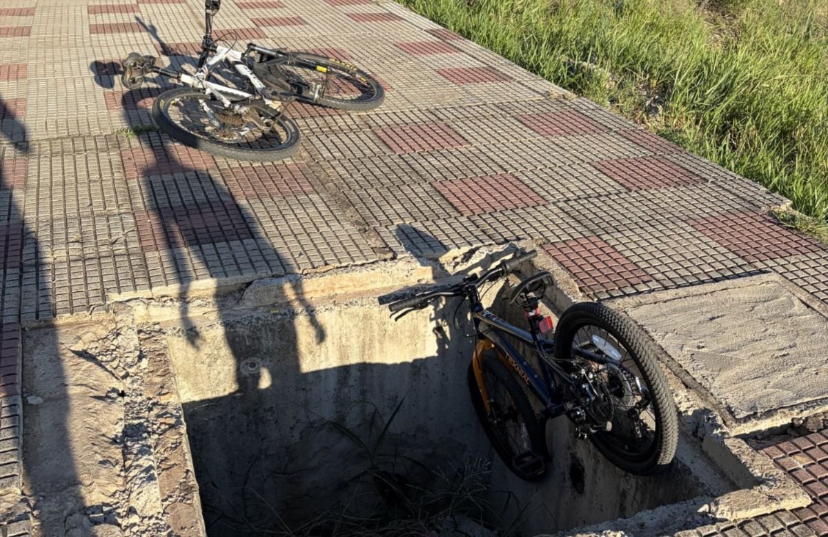 ¡Peque que andaba en bici cayó en un pozo dejado por chespis!