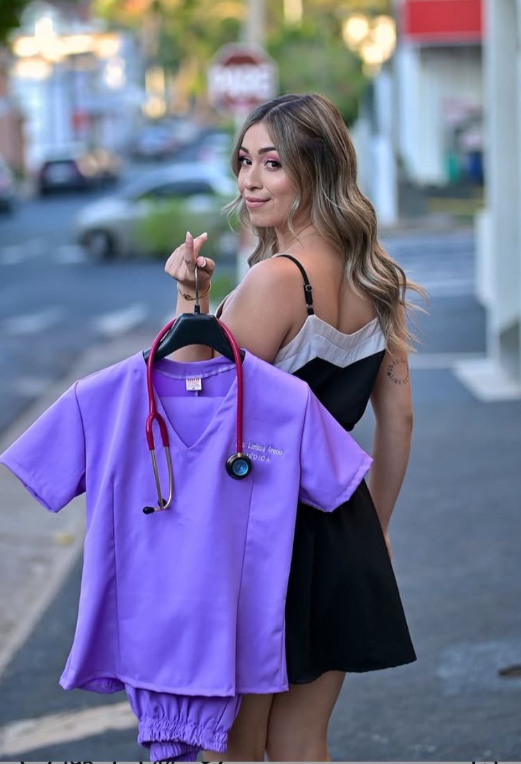 ¡La hermosa Dra. que realza la belleza de sus pacientes!