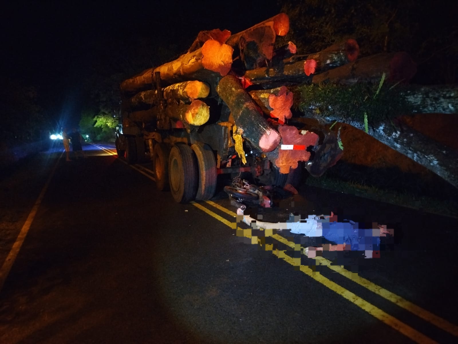 Motoca falleció tras impactar contra camión que transportaba rollos de madera