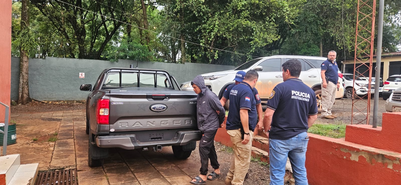 Policías oheka ápe ha pépe a banda de asaltantes que mató a un guardia