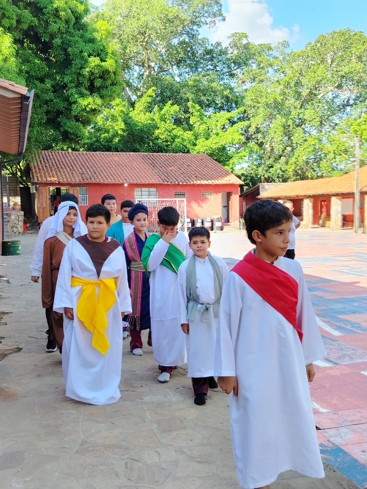 ¡Emotiva representación de vía crucis de escueleros de San Ber!