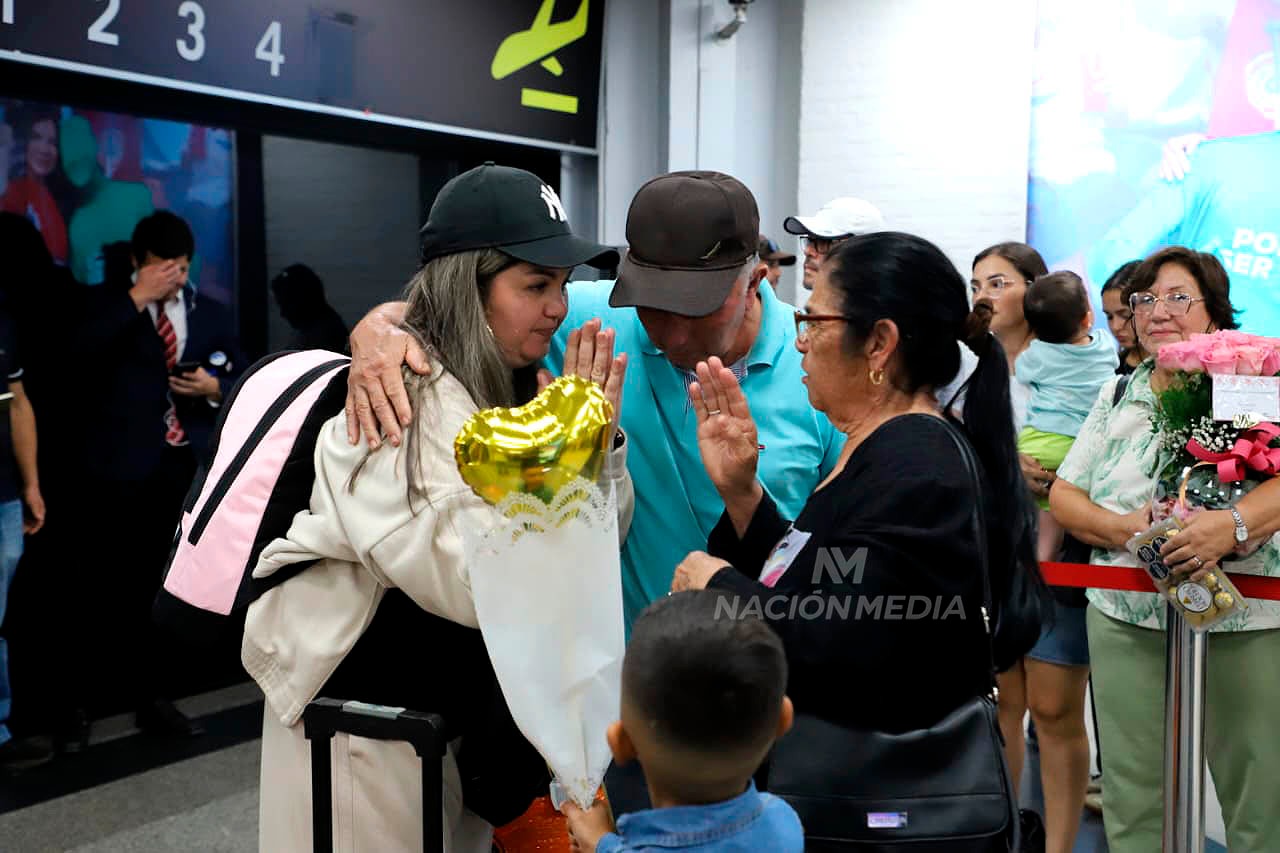 Chipa y familia: Emotiva llegada de compatriotas al país por Semana Santa