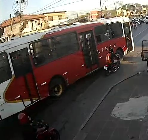 Motoqueiro terminó con fractura tras choque con micro