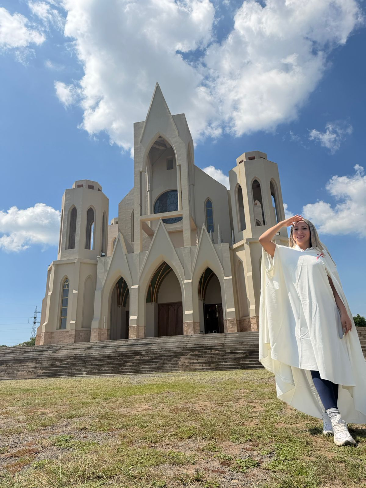 ¡Ainara Ávalos aprovechó días santos para rezar!