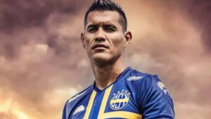 (VIDEO) ¡Pelotero del "Triki" pechea plata a periodista!