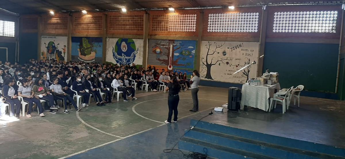 Escuelas orekota charlas sobre “noviazgo sin violencia”