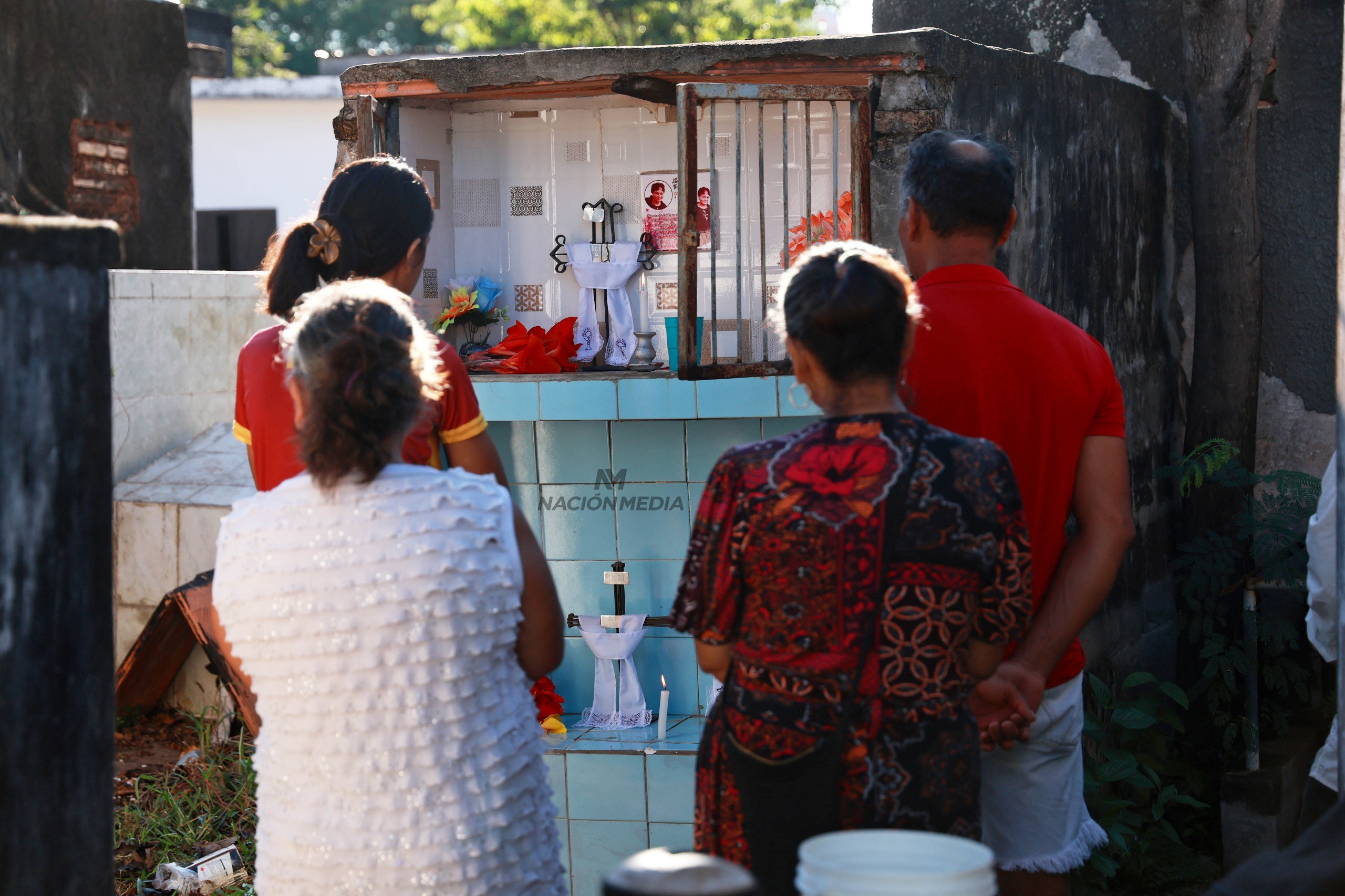 En Viernes Santo avei visitan a sus difuntos