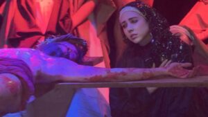 (GALERÍA) ¡Miss apareció como la Virgen María en pleno Vía Crucis!