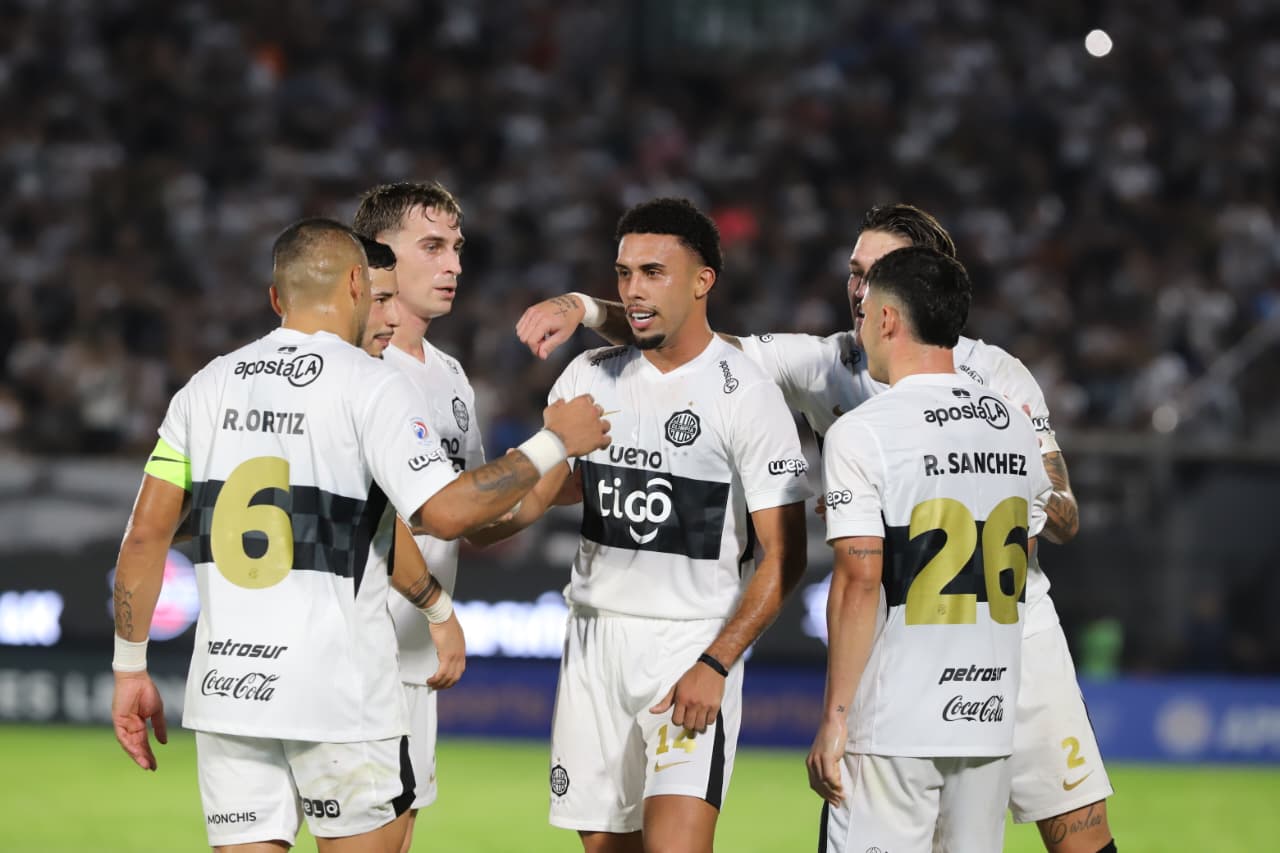 Triunfo mbarete del Decano, que se afianza en la punta