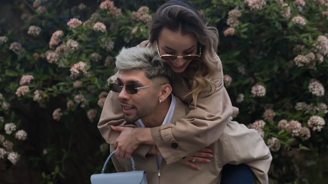 (GALERÍA) ¡El paseo de enamorados de Julio Enciso y su doña!