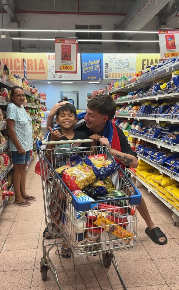 Influencer argentino ayudó a un mitã’i