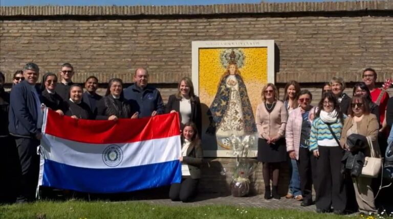 Paraguayos llevaron serenata y oñembo’e a la Virgen de Caacupé en Roma