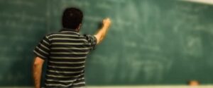 Profe fue rajado por llevar alumnos a su casa