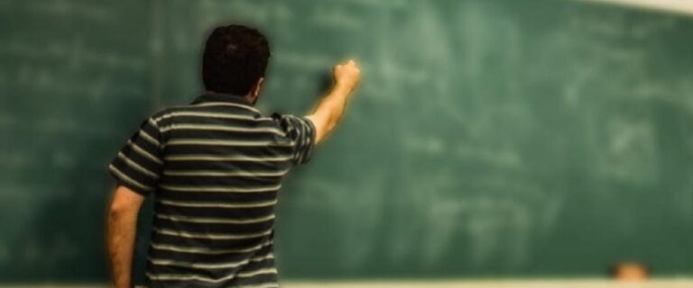 Profe fue rajado por llevar alumnos a su casa