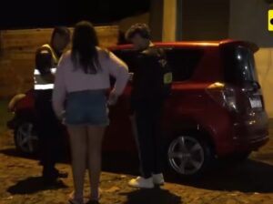 Menor sacó ñemihape el auto de su papá, fue a pasear y terminó chocando contra un árbol y una columna