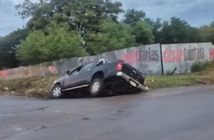 Una doña cayó en una cuneta porque le salió una mujer en el camino: ¡Era fantasma!