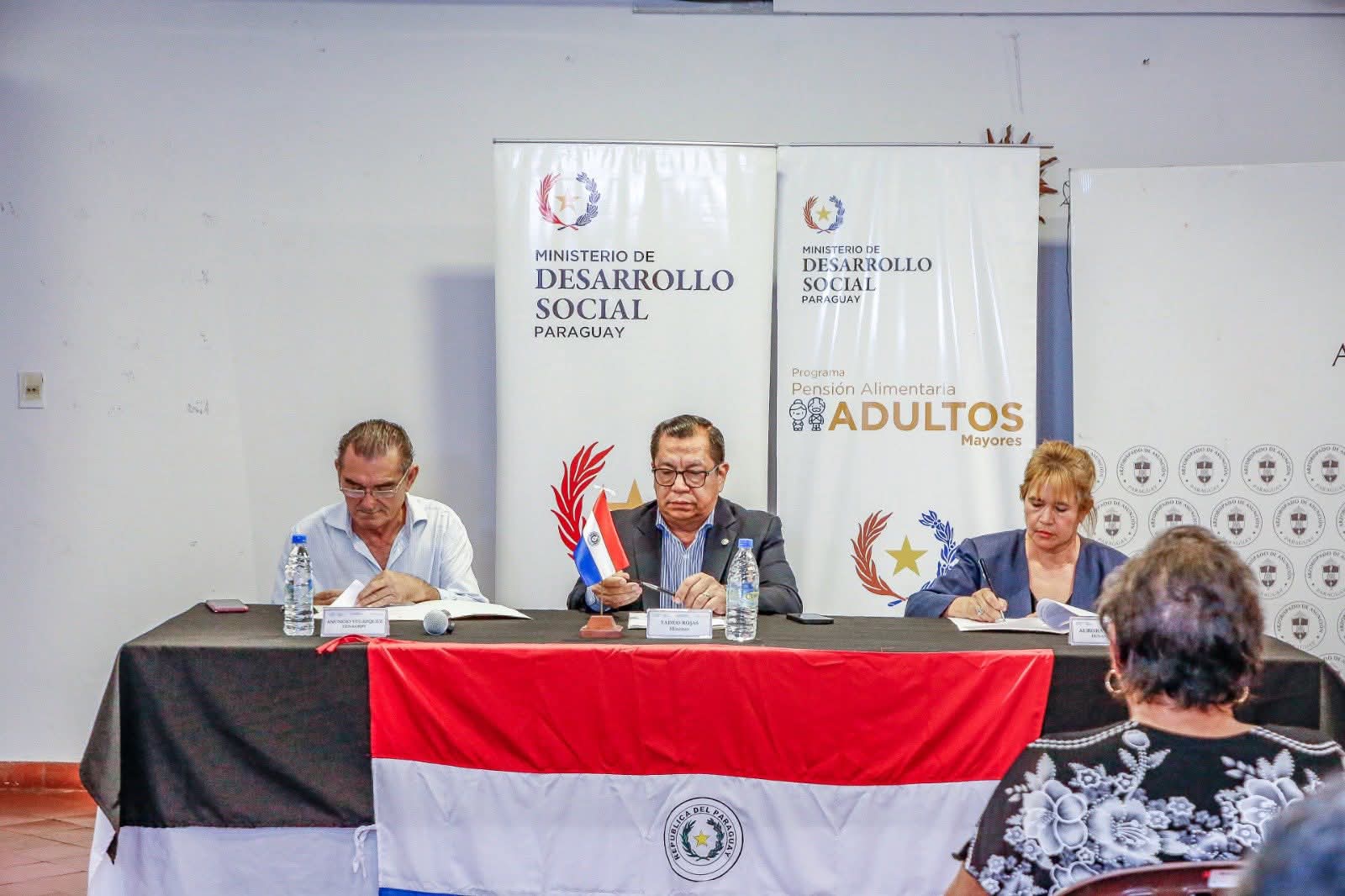 Abuelitos firmaron convenio con ministro de desarrollo social para mejorar relaciones