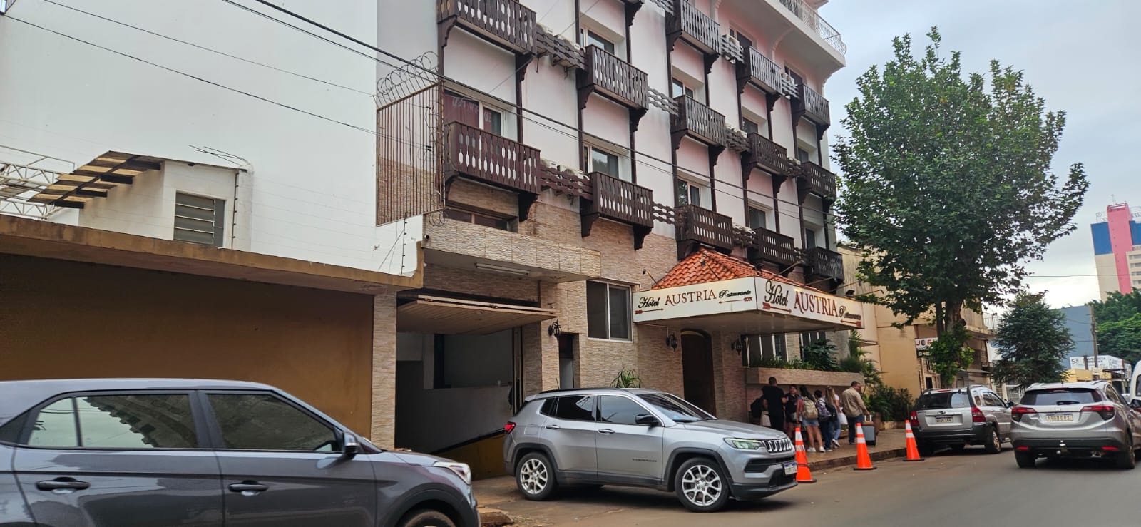 ¡Extranjeros armaron show y rompieron taxi porque “cariñosas” no aceptaron tarifa!