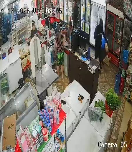 Banda de 7 lacras asaltan un local comercial