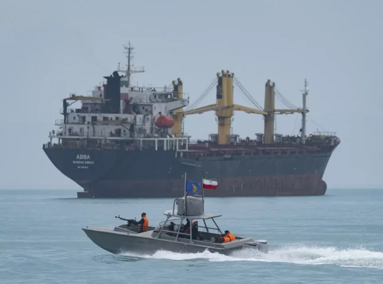 Irán anunció que va a dejar que pasen todos los barcos con petróleo desde el miércoles