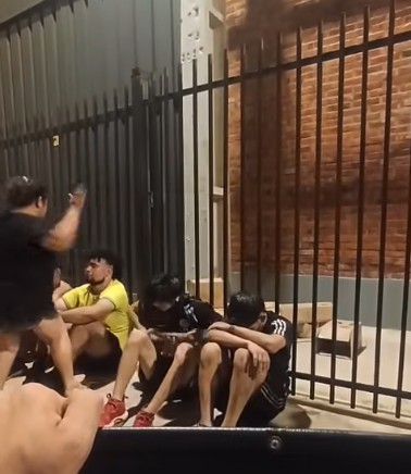 Mamá corrigió a su memby  a lo ymaite en plena comisaría