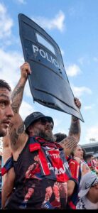 Cayó el vándalo que usó escudo policial como “trofeo”