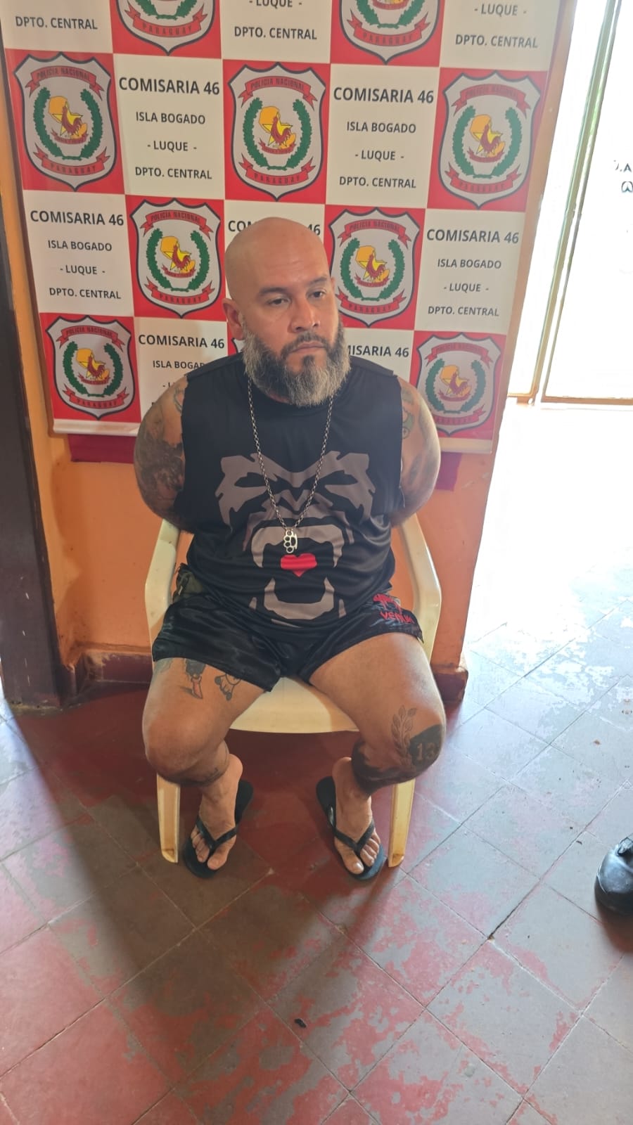 Cayó el vándalo que usó escudo policial como “trofeo”