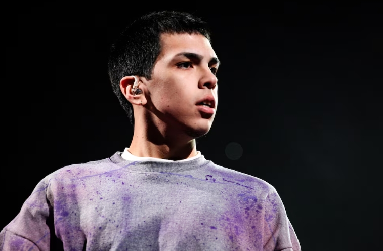 (VIDEO) ¡Cantante kurepa Milo J se rayó porque le tiraron una bandera!