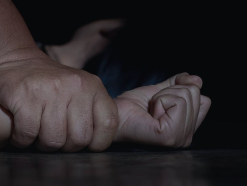 Una chica de 18 años denunció que seis infelices, estando tatáre, abusaron de ella