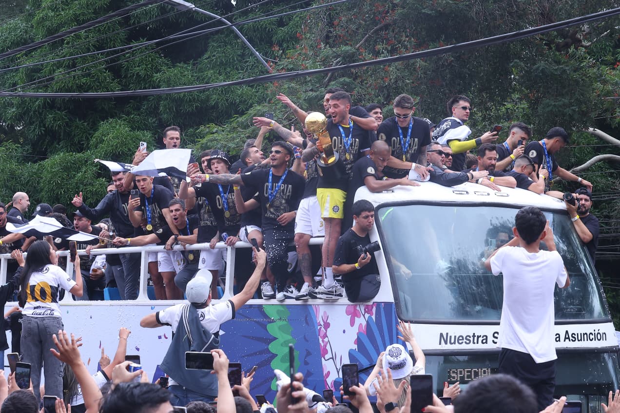 GALERÍA) ¡Así fue el festejo de los olimpistas por las calles de Asunción!