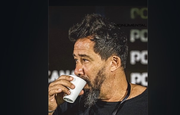 (VIDEO) ¡”Vitamina” Sánchez quiere cambiar su café por un termo con vino en la cancha!