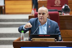 “Bachi” apunta contra el padre de Kattya y estalla debate por jubilaciones VIP: “Ya cobró casi mil millones”