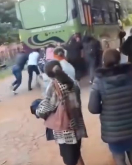 Unas kuña mbarete hicieron arrancar un micro empujando