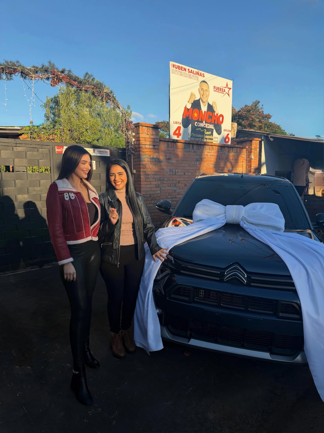 Miss le regaló un auto a su mamá por su día