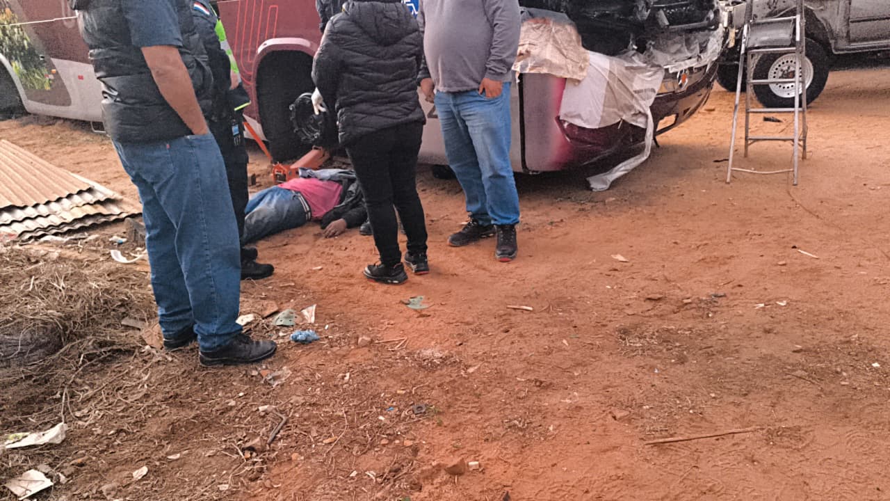 Un mecánico murió aplastado ,tras caer sobre él un  bus que estaba reparando