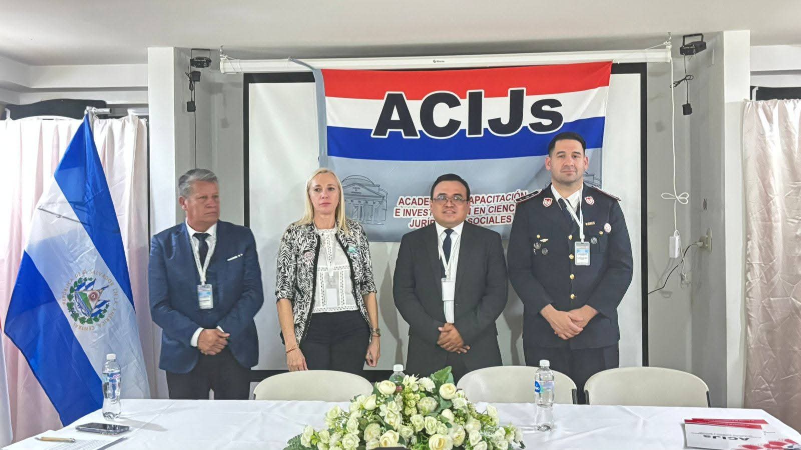 Con Bukele: Policia paraguayo disertó en Universidad de El Salvador